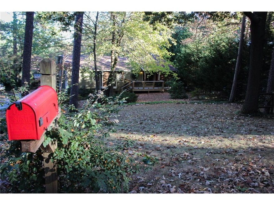 Cabin feel in the heart of East Cobb...large, beau