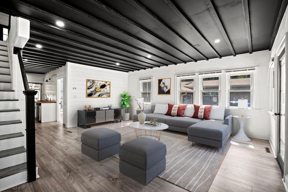 924 Nagawicka St, Delafield, WI 53018 - photo 1