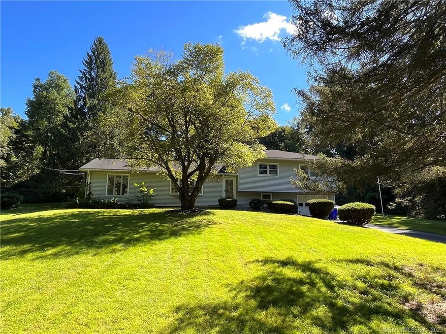 961 Middlebury Rd, Middlebury, CT 06762 - photo 1