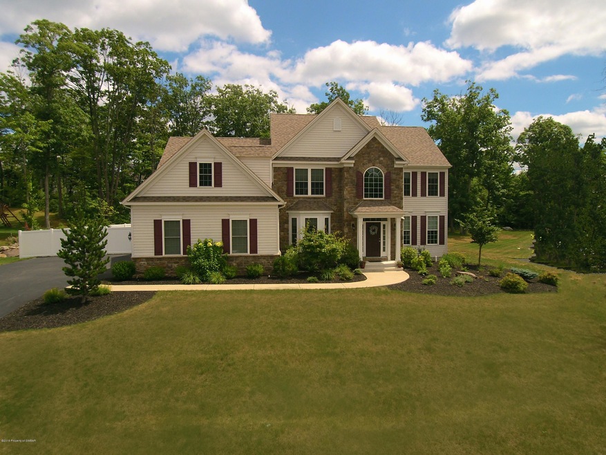 1075 Woodberry Dr, Mountain Top, PA 18707 - photo 1