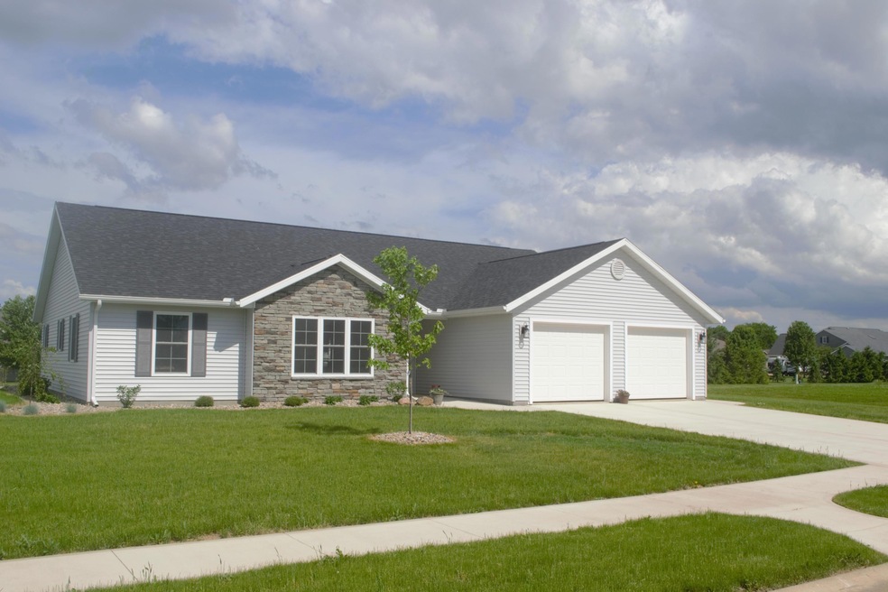 1412 Fairmeadow Dr, Bucyrus, OH 44820 - photo 1