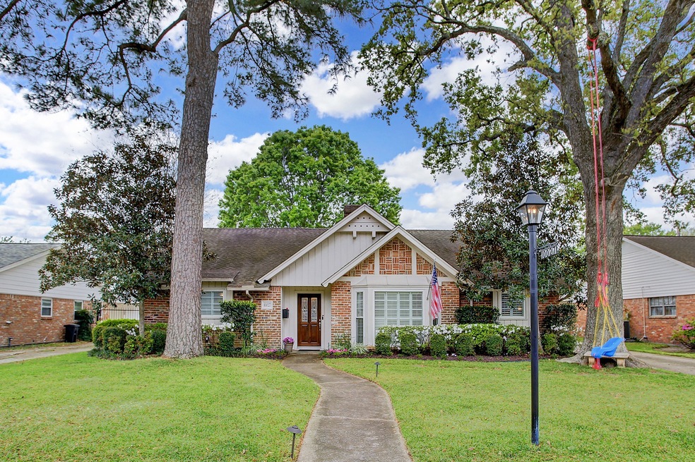 10027 Ella Lee Ln, Houston, TX 77042 - photo 1