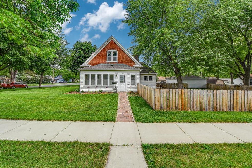 233 7th Avenue W Shakopee-0-web-Front of House