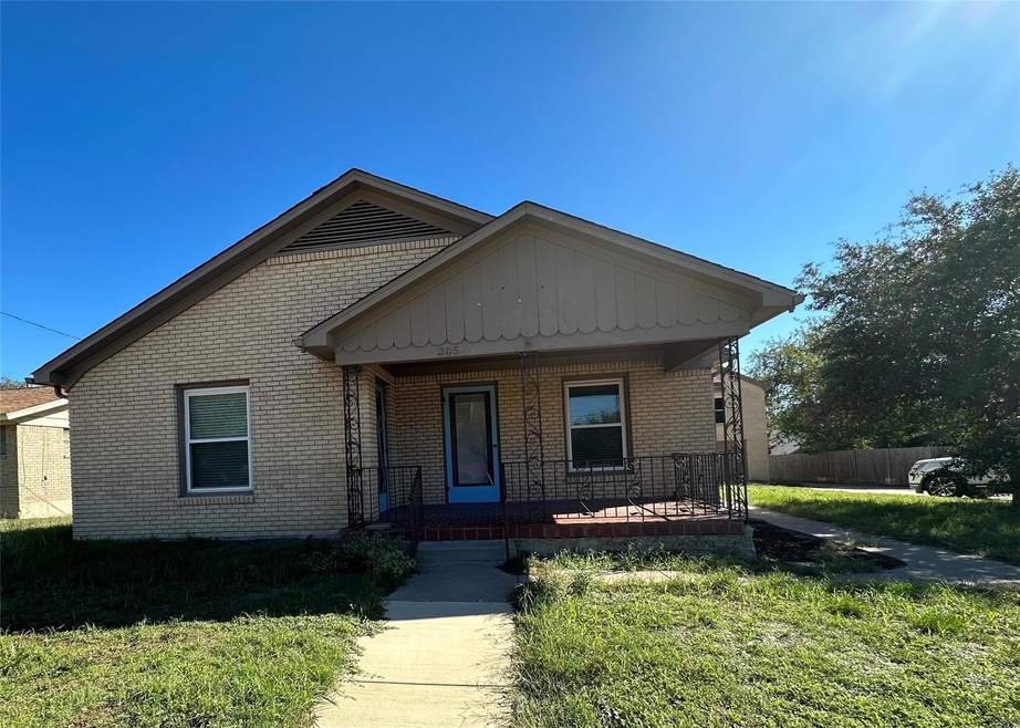 305 S Trinity St, Decatur, TX 76234 - photo 1