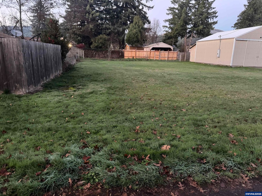 217 SE Juniper St, Mill City, OR 97360 - photo 1