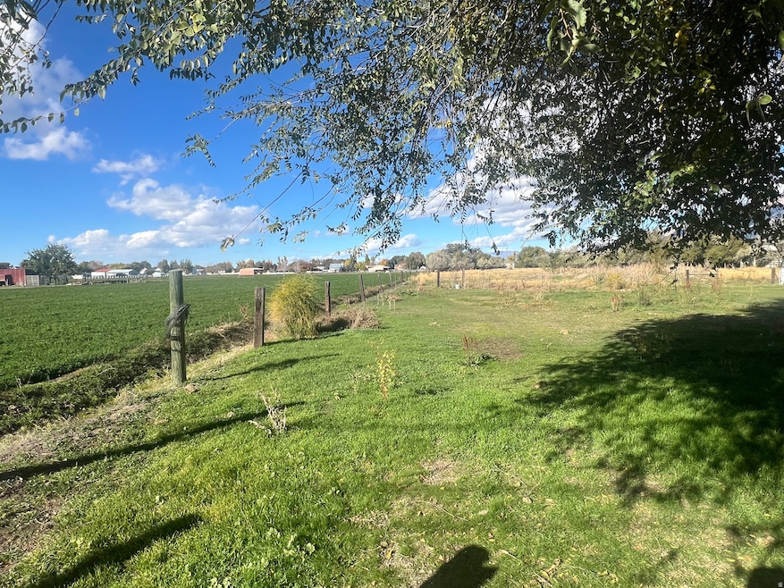 View of yard with a rural view