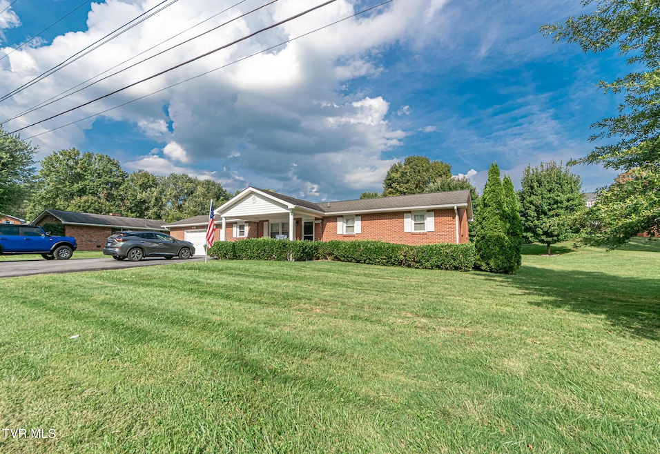 Pending $299,900 • Co-Listing Agent