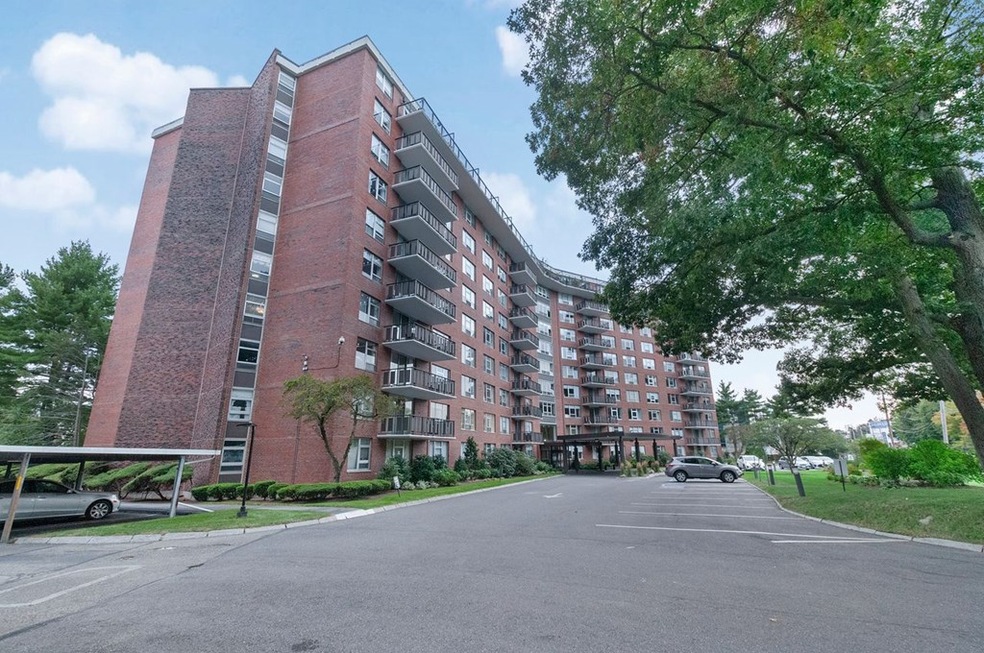 Imperial Towers unit 411, Chestnut Hill, MA 02467 - photo 1