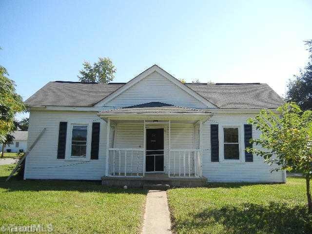 801 Barnes St, Reidsville, NC 27320 - photo 1