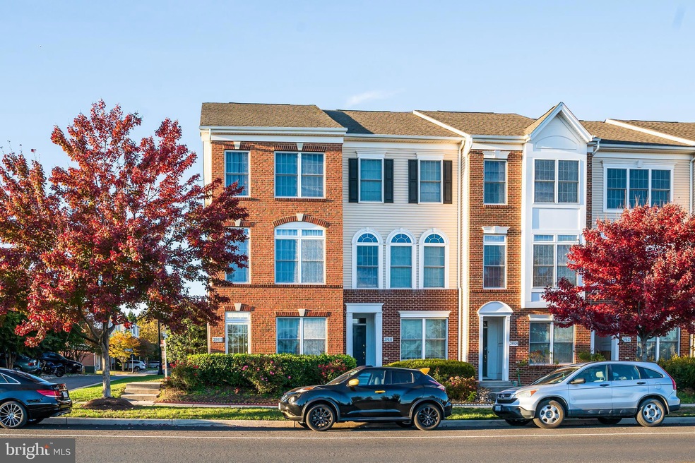 25033 Riding Center Dr, Chantilly, VA 20152 - photo 1