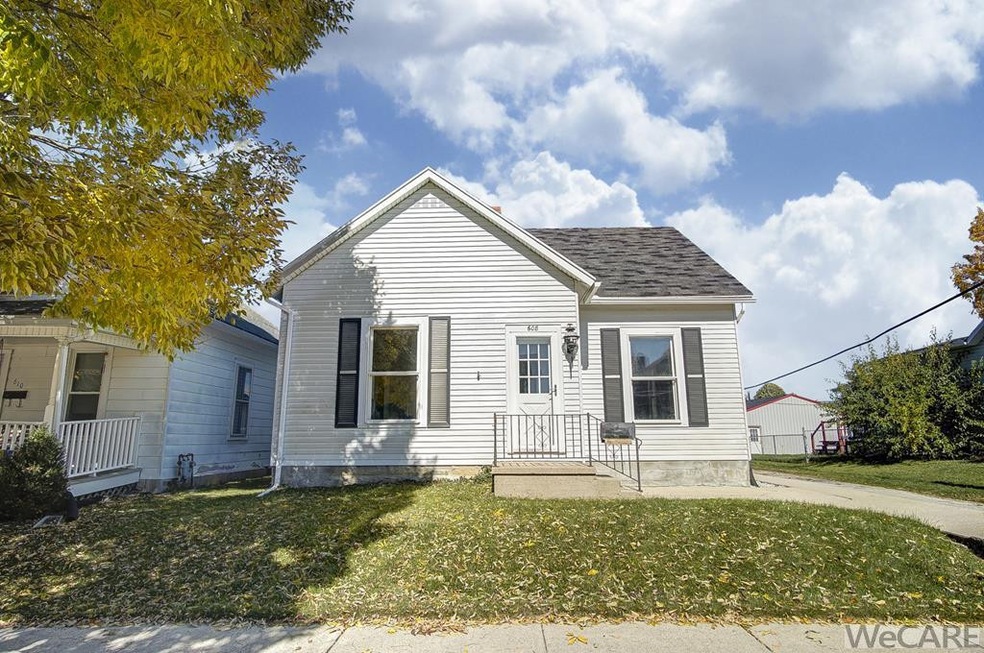608 E Pearl St, Wapakoneta, OH 45895 - photo 1