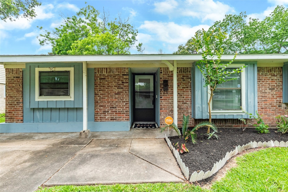 305 Sycamore St, Alvin, TX 77511 - photo 1