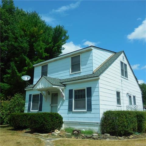 2 STORY HOME ON HUGE DOUBLE LOT!