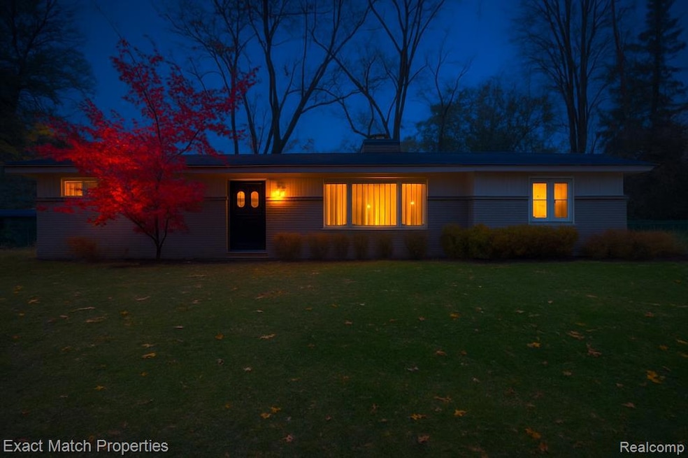 View of front of house featuring a lawn
