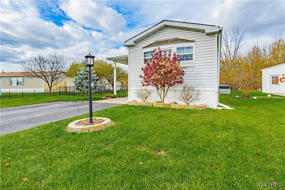 1158 Timberwood Ct, Lockport, NY 14094 - photo 1