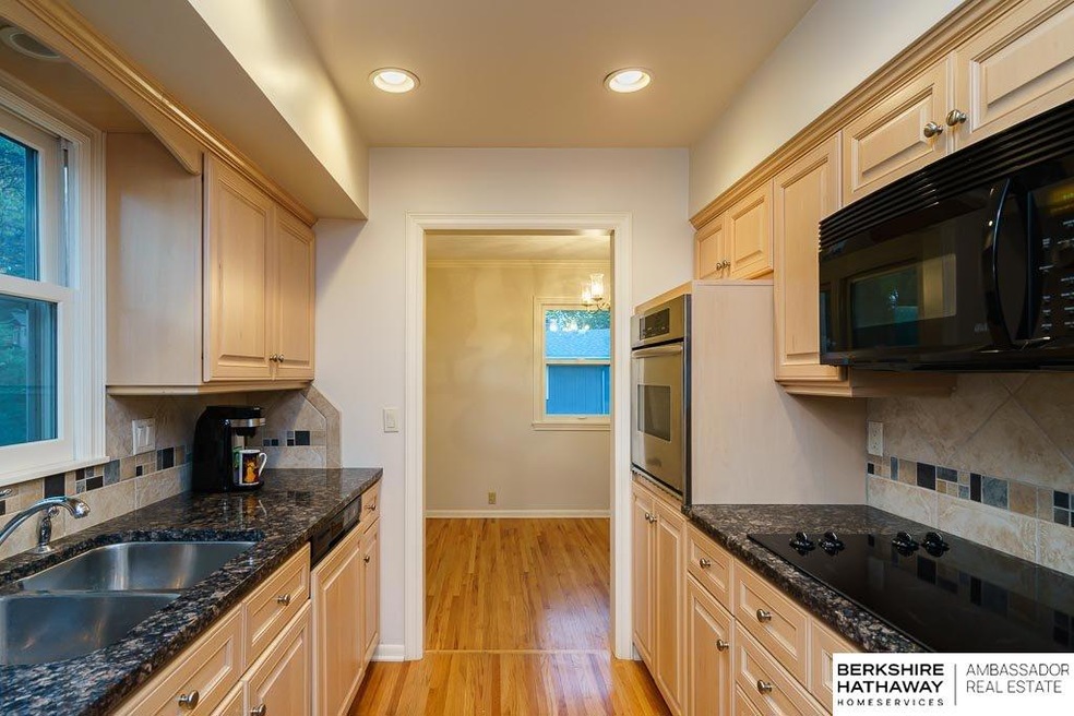 Update Kitchen! Built-in Stove and Wall Oven.  Stainless Steel Appliances