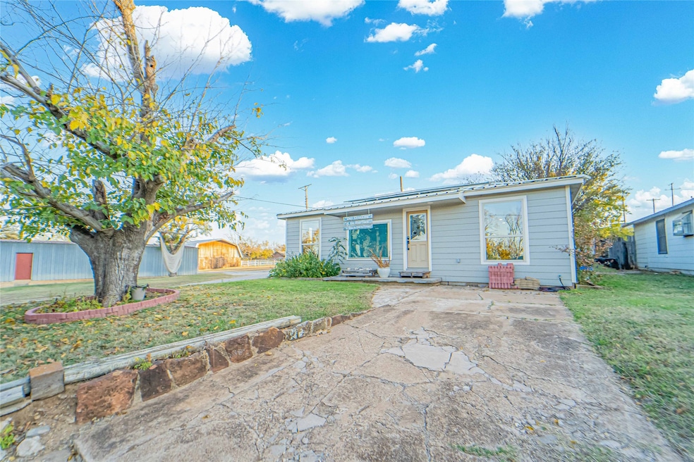 801 W Wheeler St, Breckenridge, TX 76424 - photo 1