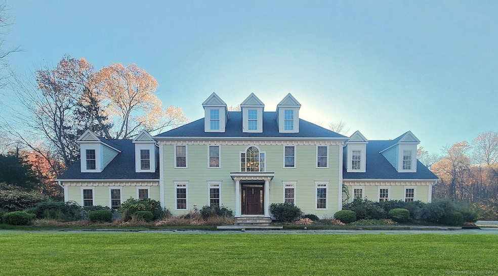 Stately Georgian Colonial in Bucolic Weston   (gra
