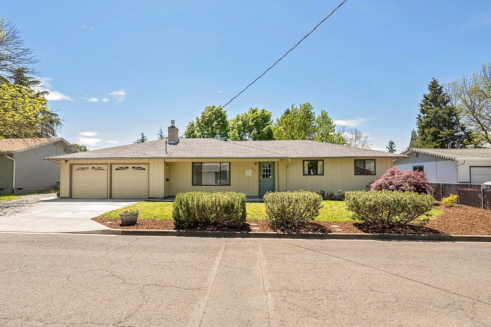 210 Victoria Way, Central Point, OR 97502 - photo 1