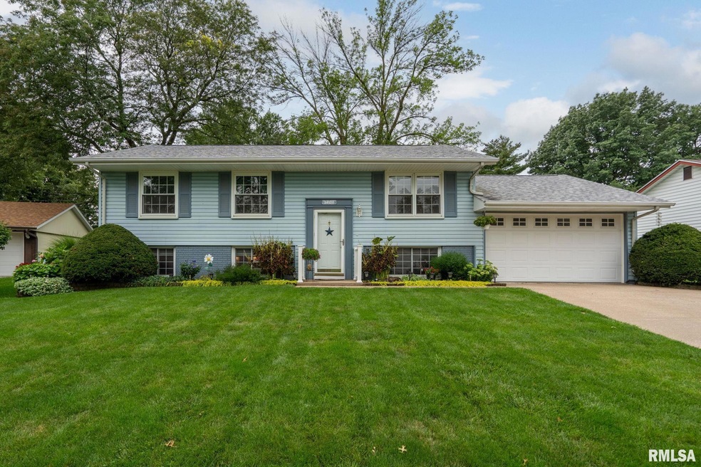 5404 Oakbrook Rd, Davenport, IA 52806 - photo 1