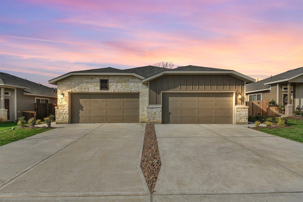 9725 Grosbeak Ln, Magnolia, TX 77354 - photo 1