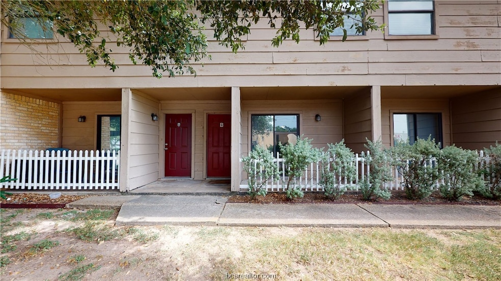 200 Lincoln Ave unit B, College Station, TX 77840 - photo 1