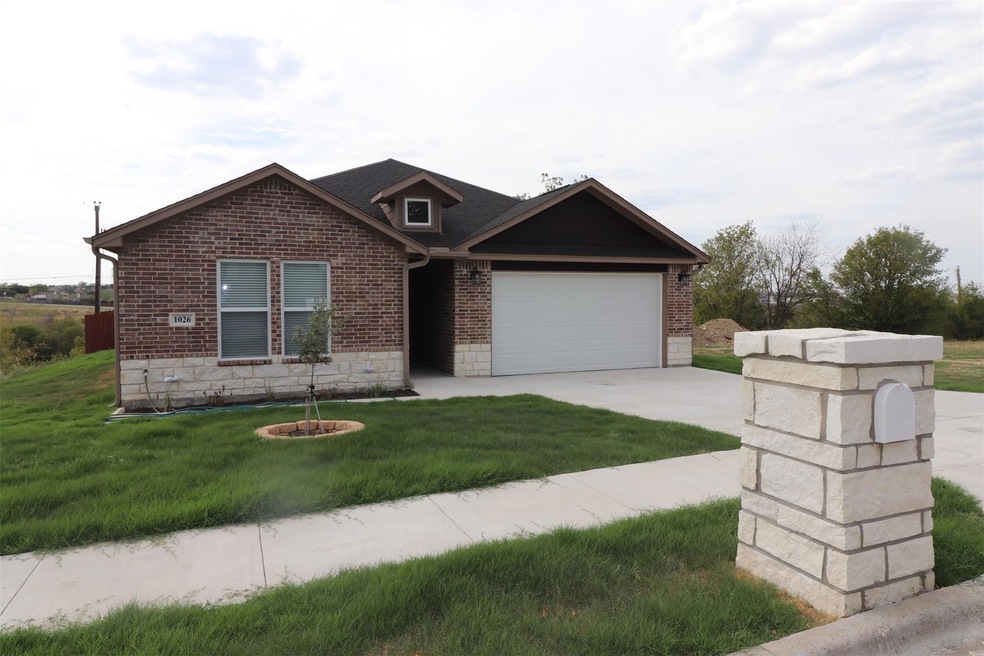 1026 Lake View Ridge, White Settlement, TX 76108 - photo 1