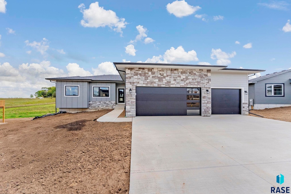 5409 E Brennan Dr, Sioux Falls, SD 57110 - photo 1