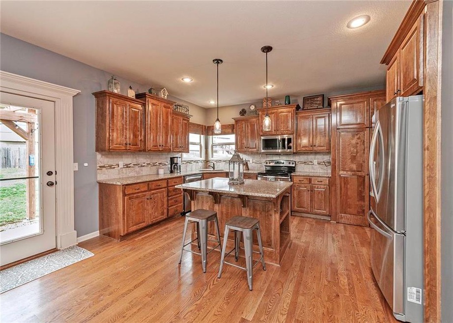 21050 Crestview St, Spring Hill, KS 66083 - photo 1