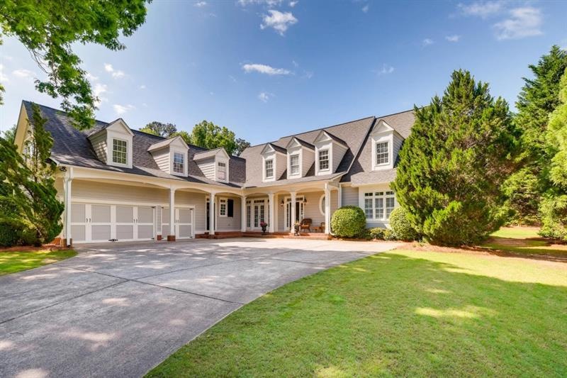 Beautiful Crabapple Cottage home on 1+ acres