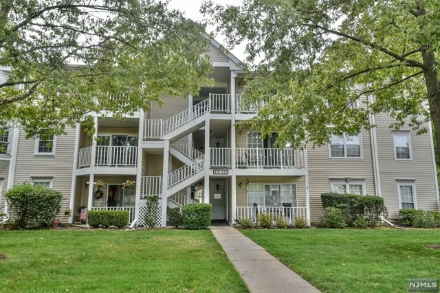 217 Larch Ln, Mahwah, NJ 07430 - photo 1