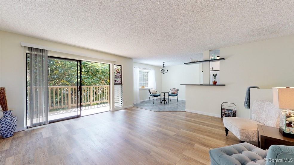 Spacious living room on entry level with new lamin