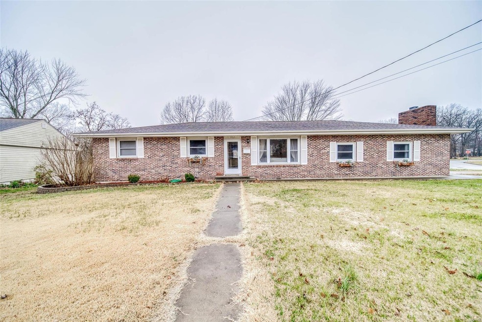 302 Hutchinson Dr, Rolla, MO 65401 - photo 1