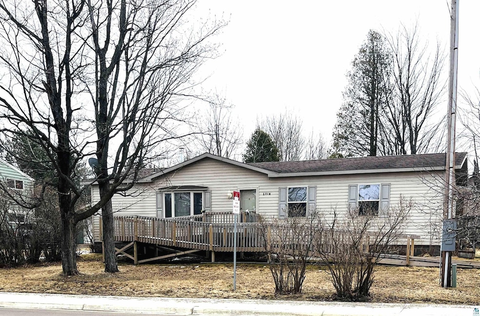 Manufactured / mobile home with a deck and a shingled roof