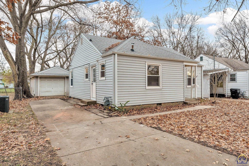 2212 SW Plass Ave, Topeka, KS 66611 - photo 1