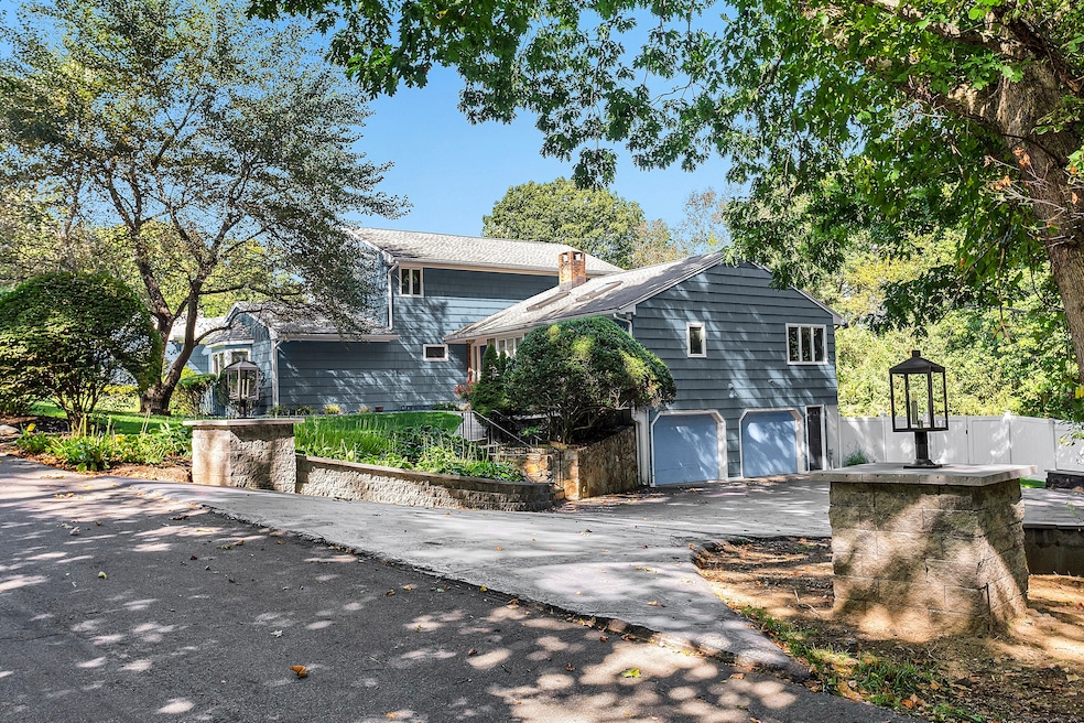 10 Echo Ln, Fairfield, CT 06825 - photo 1