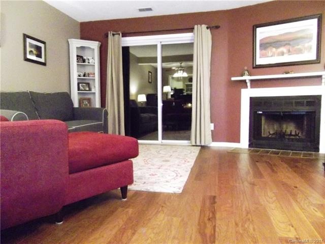 SPACIOUS LIVING ROOM WITH BEAUTIFUL WIDE PLANK ENG
