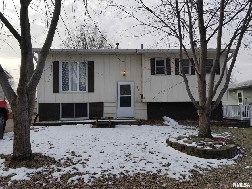 2433 W 59th St, Davenport, IA 52806 - photo 1