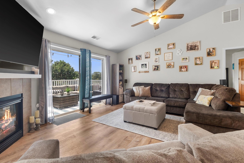 420 E Veterans Way unit 8, Mukwonago, WI 53149 - photo 1