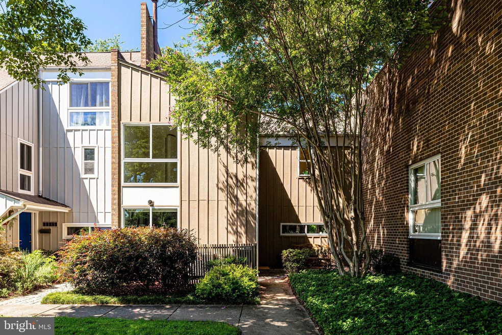 11478 Links Dr, Reston, VA 20190 - photo 1