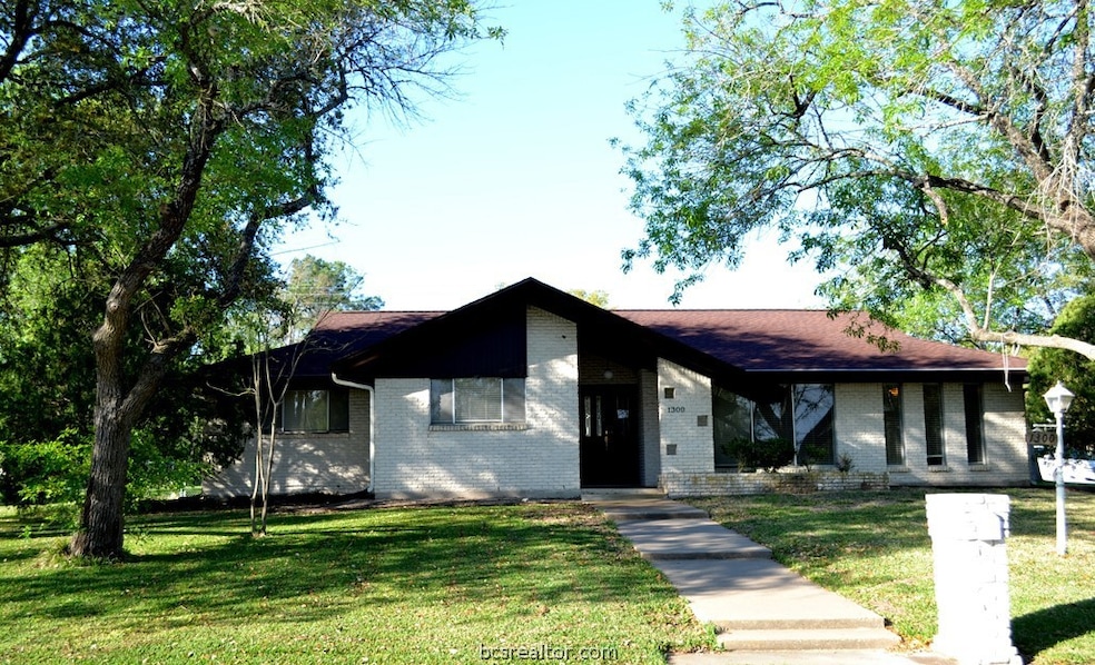 1300 Laura Ln unit CS, College Station, TX 77840 - photo 1