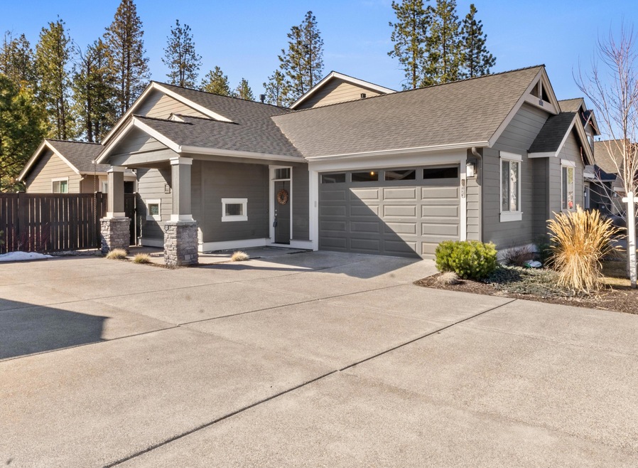 60447 Hedgewood Ln, Bend, OR 97702 - photo 1
