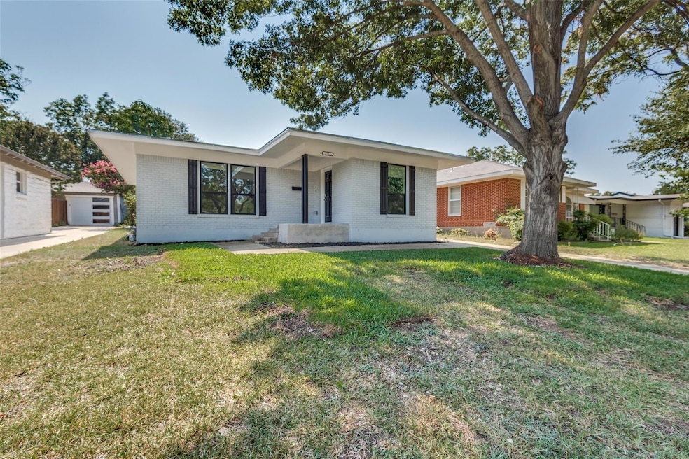 Single story home with a front yard