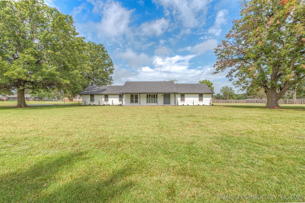 11971 Stonehedge Dr, Claremore, OK 74017 - photo 1