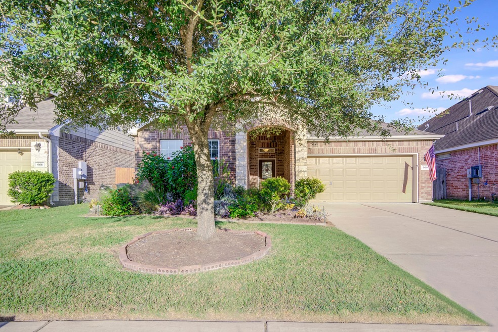 966 Jennifer St, Alvin, TX 77511 - photo 1