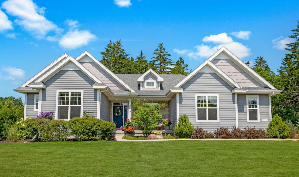 10770 N Firefly Ct, Mequon, WI 53097 - photo 1