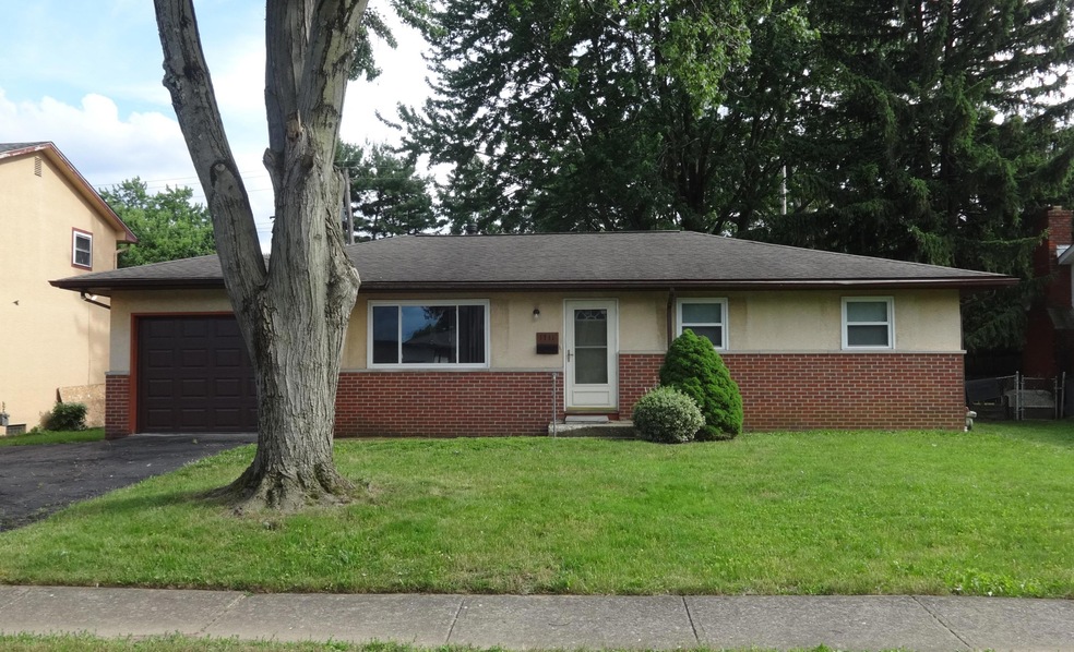 1741 Pin Oak Dr, Columbus, OH 43229 - photo 1