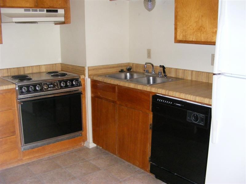Kitchen with under cabinet range hood, electric st