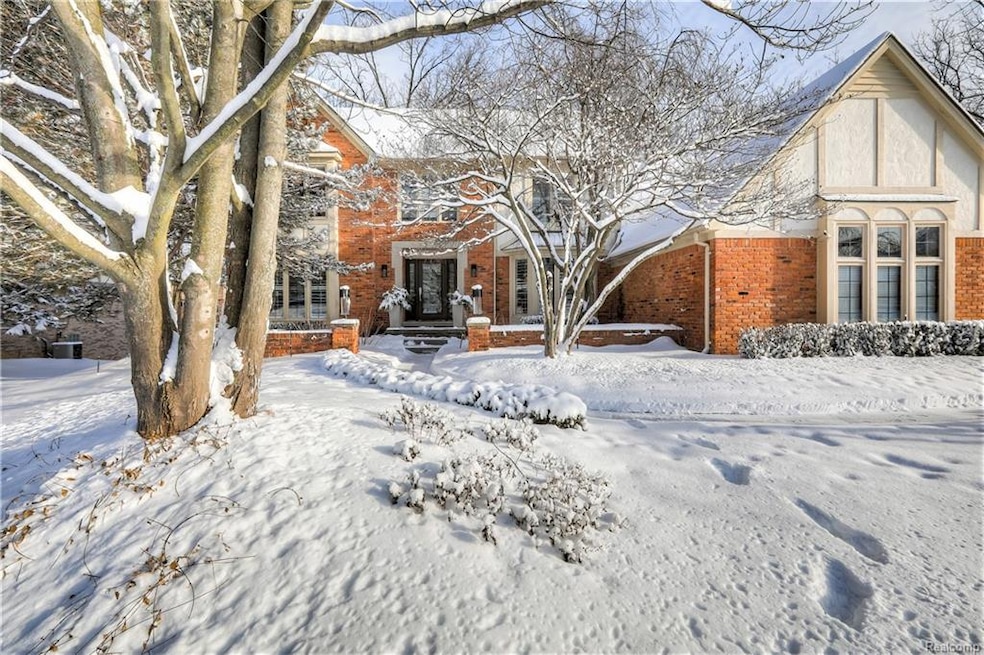 3224 Parkwood Dr, Rochester Hills, MI 48306 - photo 1