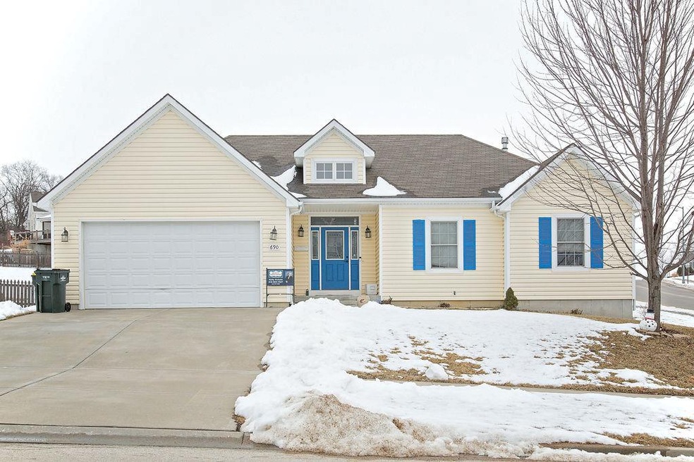 690 Creekside Place, Lansing, KS 66043 - photo 1